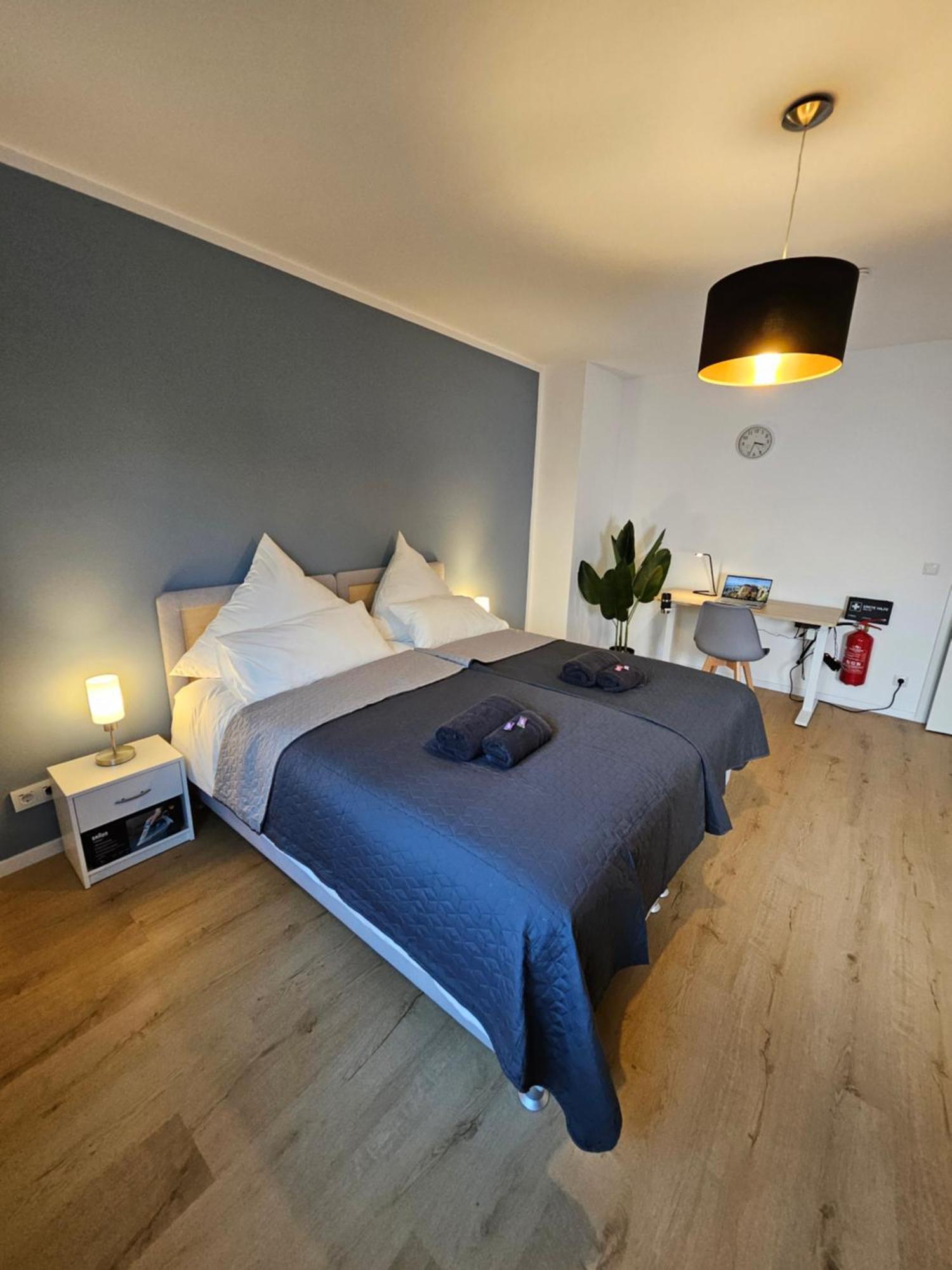 Modern Homes - Voll Ausgestatte Wohnung - Balkon - Hotelbetten - 4K Tv - Wlan Moers Esterno foto