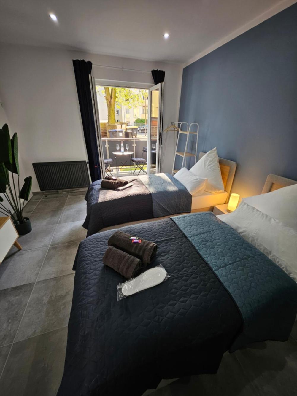 Modern Homes - Voll Ausgestatte Wohnung - Balkon - Hotelbetten - 4K Tv - Wlan Moers Esterno foto