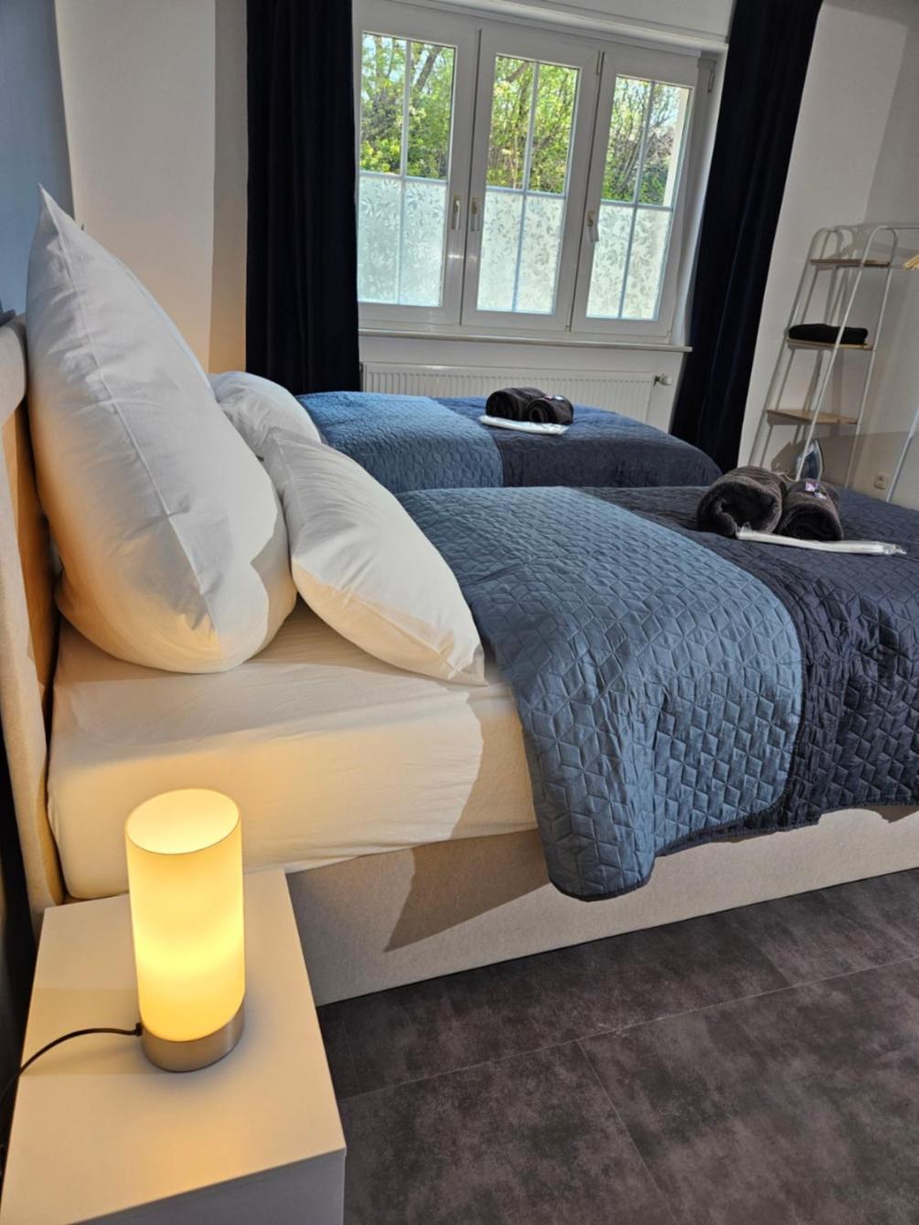 Modern Homes - Voll Ausgestatte Wohnung - Balkon - Hotelbetten - 4K Tv - Wlan Moers Esterno foto